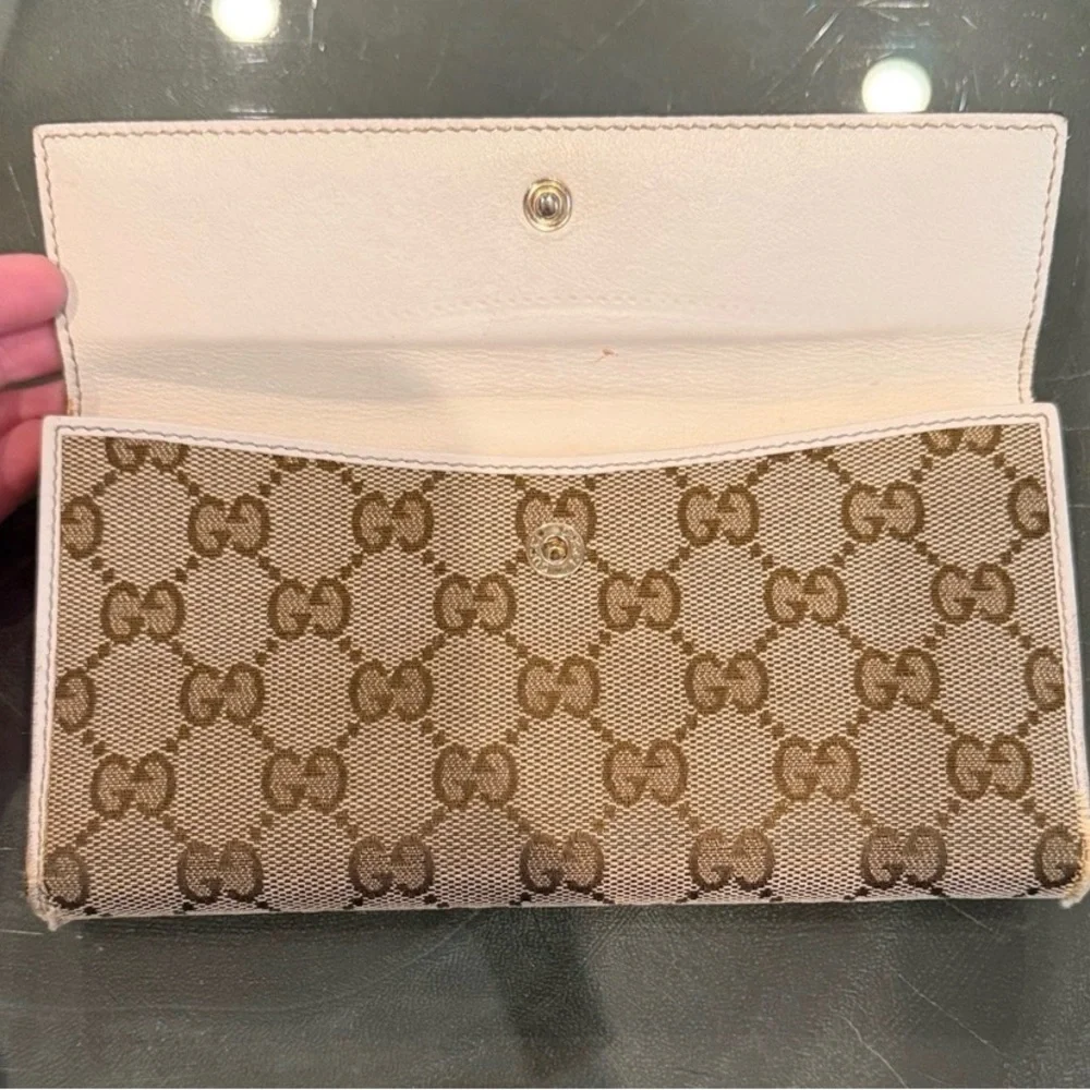 Gucci GG Canvas Long Wallet featuring white leather and heart-shaped closure